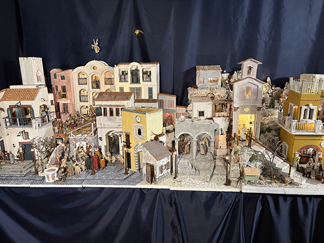 Neapolitanische Krippen anschauen bei Pfarrer Daniel